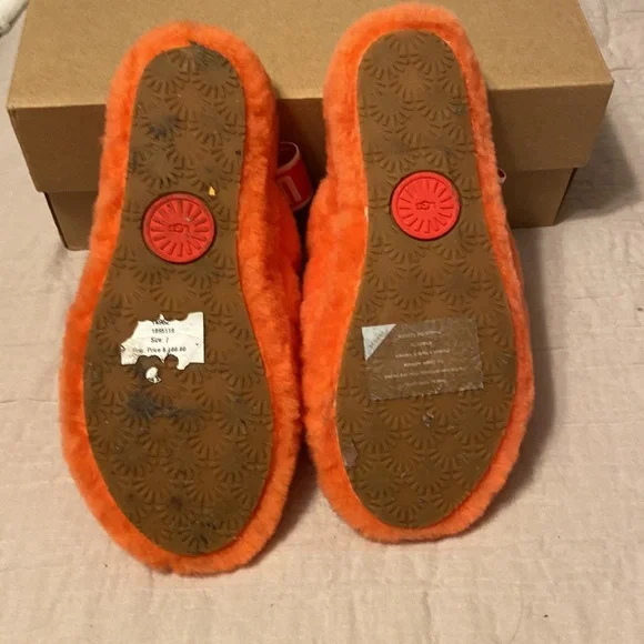 Host Pick🎉 2/28 women’s ugg fluff yea slides. Size7 - Picture 4 of 5
